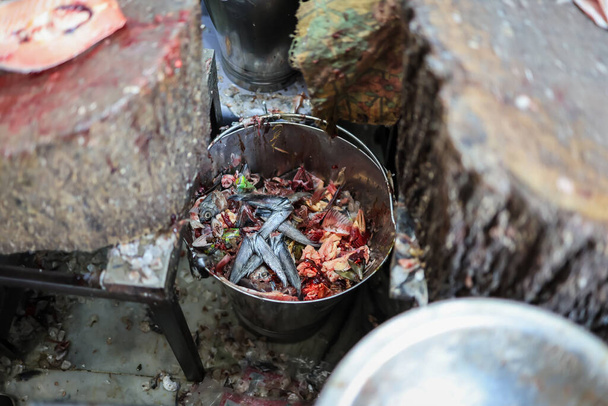 Рыбные отходы в розничном магазине для утилизации в день под различным углом - Фото, изображение