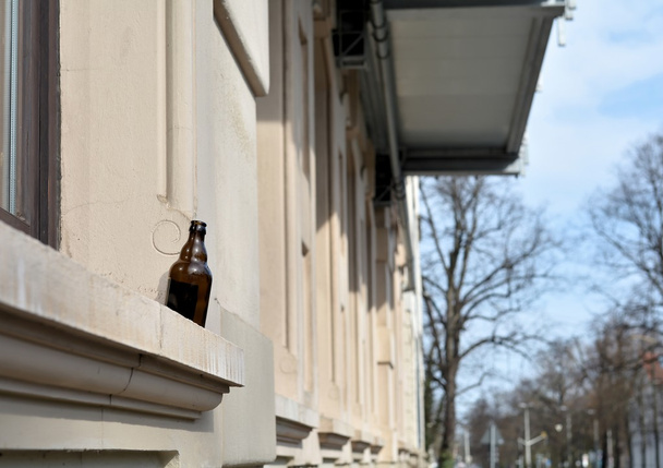 Botella de cerveza vacía
 - Foto, Imagen