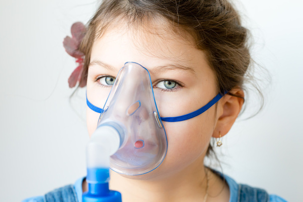Chica con inhalador de asma
 - Foto, Imagen