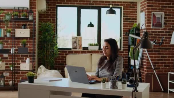 Teleworker ellenőrzi az e-mailjeit a laptopon, és élvezi a kávét. Távoli alkalmazott dolgozik otthonról fényes elegáns hangulatos apartman személyes iroda, ivás forró ital, fényképezőgép A - Felvétel, videó