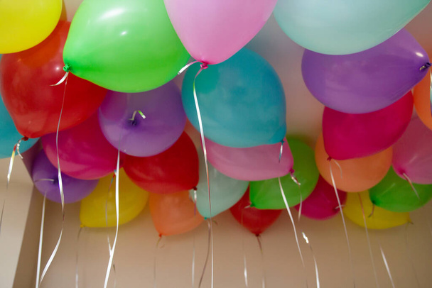 een stelletje felgekleurde helium ballonnen - Foto, afbeelding