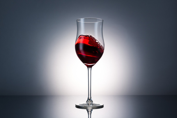 hullám egy pohár vörös bor - Fotó, kép