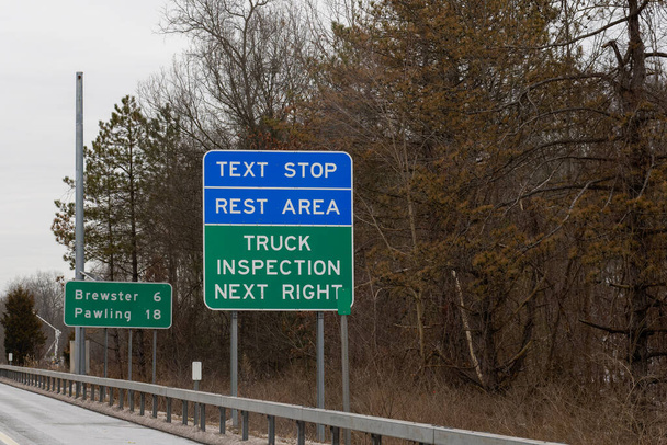 "Знак "Стоп" на перекрестке 684. Назначенные области СМС, инициированные штатом Нью-Йорк, предназначены для борьбы с СМС-во время вождения - Фото, изображение