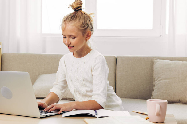 Kız yaşam tarzı mutlu liseli kız okulu öğretmeni çevrimiçi kanepe öğreniyor bilgisayarlı çocuk dizüstü bilgisayarı okuyor gülümse ev ödevi teknolojisi - Fotoğraf, Görsel