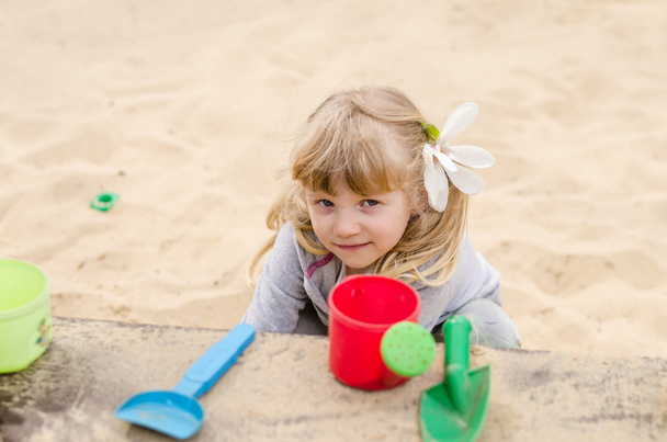 ребенок играет с песком
 - Фото, изображение