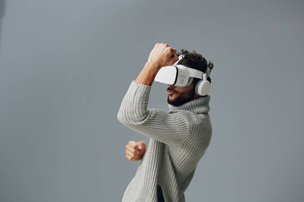 Vr man tech gadget lunettes arrière-plan équipement moderne casque personne virtuel numérique divertissement technologie réalité dispositif simulateur lunettes innovation - Photo, image
