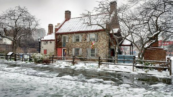 Old Stone House, reconstrucción de la Vechte 1699 - Cortelyou House, parte importante de la Batalla de Long Island en la Guerra Revolucionaria Estadounidense de 1776, vista en un día nevado, en Washington Park, Park Slope, Brooklyn, NY, USA - 16 de enero de 2024 - Foto, imagen