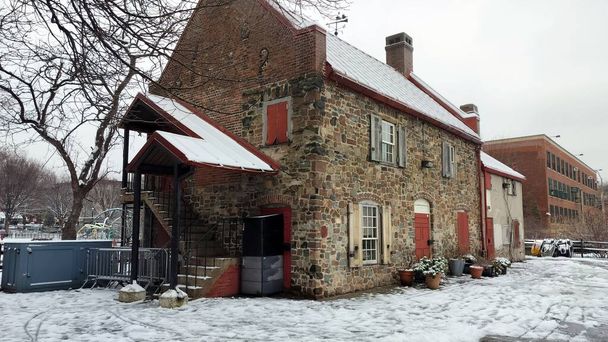 Old Stone House, ricostruzione del 1699 Vechte - Cortelyou House, parte importante della battaglia di Long Island del 1776 nella guerra d'indipendenza americana, vista in una giornata nevosa, a Washington Park, quartiere Park Slope, Brooklyn, New York, USA - 16 gennaio 2024 - Foto, immagini