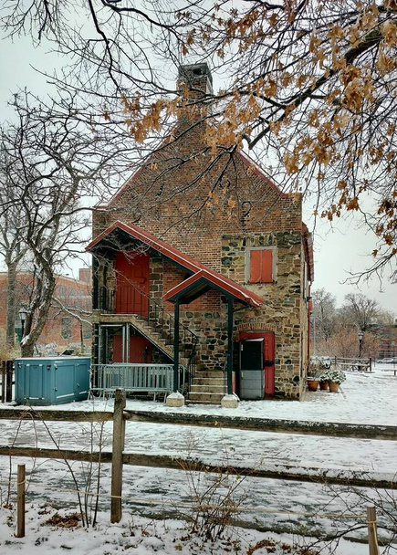Old Stone House, rekonstrukcja Vechte 1699 - Cortelyou House, ważna część 1776 Bitwa pod Long Island w amerykańskiej wojnie o niepodległość, widok w śnieżny dzień, w Washington Park, Park Slope sąsiedztwo, Brooklyn, NY, USA - 16 stycznia 2024 - Zdjęcie, obraz