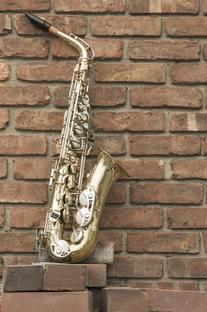 Saksofoni tiiliseinä
 - Valokuva, kuva