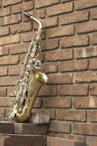 Saksofoni tiiliseinä
 - Valokuva, kuva