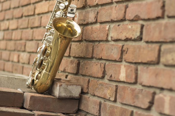 Mur z cegły saksofon - Zdjęcie, obraz