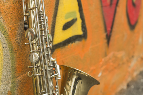 Saxofón pared de ladrillo
 - Foto, Imagen