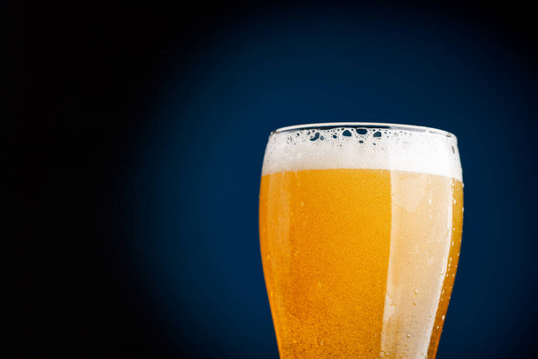 Birra al bar: birra rinfrescante alla spina. Con spazio di copia - Foto, immagini