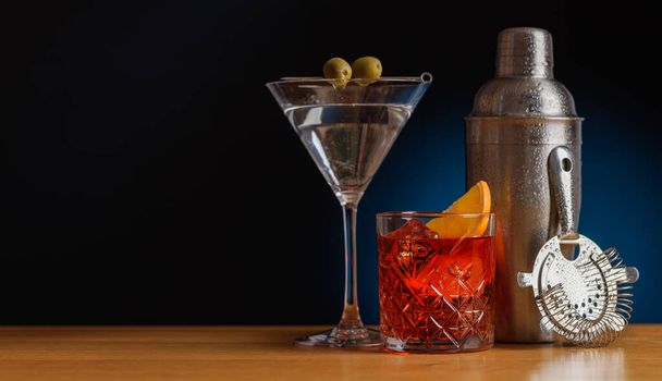 Cocktail allure : Boissons magnifiquement disposées sur une table de bar avec shaker - Photo, image