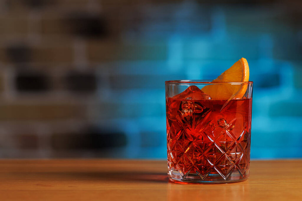 Cocktail Allure: Classic negroni cocktail baaripöydällä kopiotilaa - Valokuva, kuva