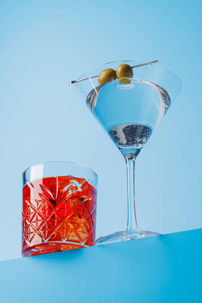 Koktejl potěšení: pulzující nápoje proti chladné modré pozadí s kopírovacím prostorem - Fotografie, Obrázek