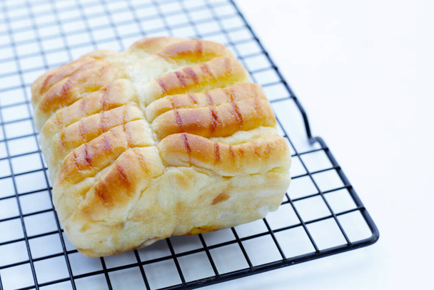 Χοιρινό ψωμί flossy σε λευκό φόντο. - Φωτογραφία, εικόνα