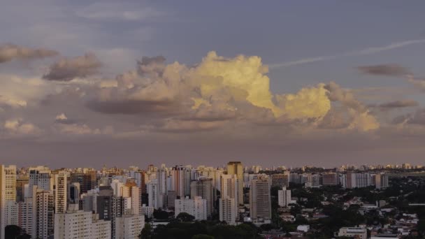 Schöner Tag mit schönen Wolken in der Stadt. Sao Paulo, Brasilien. Südamerika. - Filmmaterial, Video
