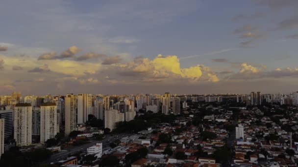 Schöner Tag mit schönen Wolken in der Stadt. Stadt Sao Paulo, Itaim Bibi und Brooklin Paulista, Brasilien. Südamerika. - Filmmaterial, Video
