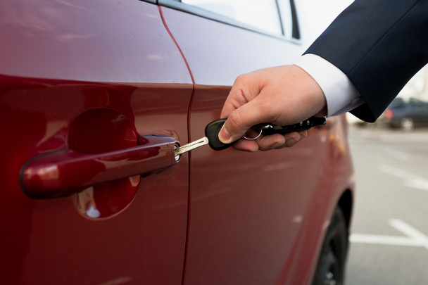 Detailní záběr podnikatel otevření zaparkované auto s klíčem - Fotografie, Obrázek