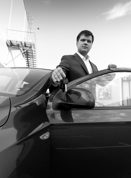 fekete-fehér portré üzletember találat autó kulcs - Fotó, kép