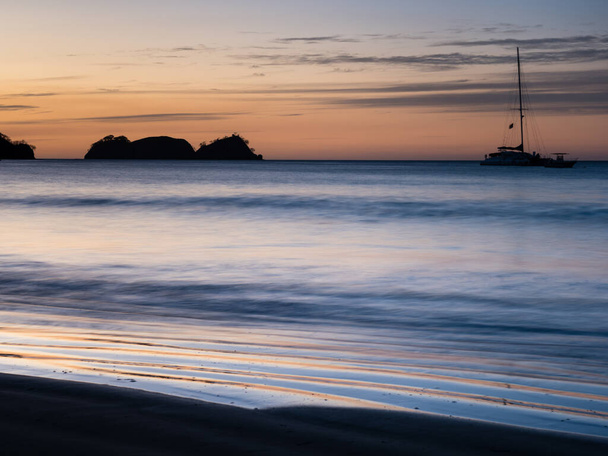 Puesta de sol en Playa Hermosa - Guanacaste, Costa Rica - Foto, Imagen