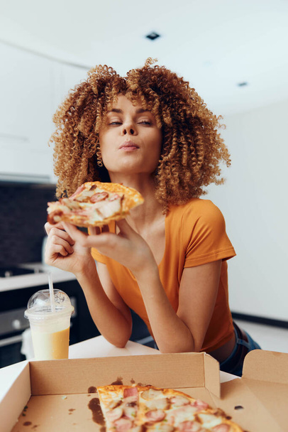 Frau genießt ein leckeres Stück Pizza vor einem schlichten Karton - Foto, Bild