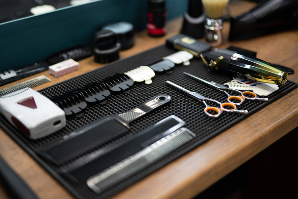 ferramentas profissionais de um barbeiro em uma barbearia masculina - Foto, Imagem