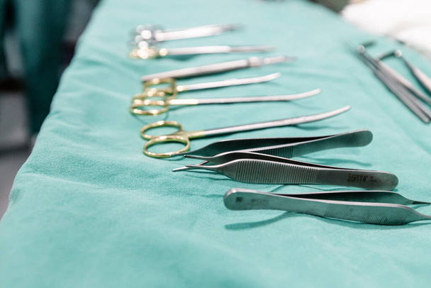 Instrumento quirúrgico estéril, instrumentos médicos para la operación, instrumentos quirúrgicos de precisión. - Foto, Imagen