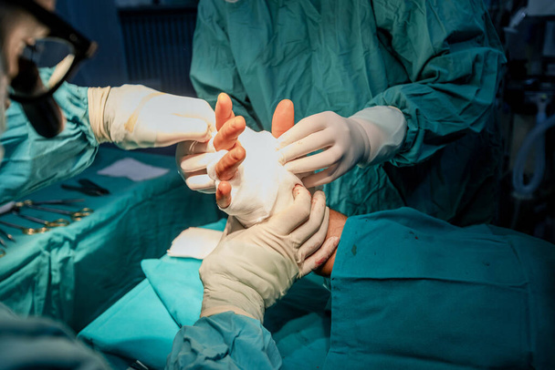 Esecuzione di un intervento chirurgico in una sala operatoria sterile. - Foto, immagini
