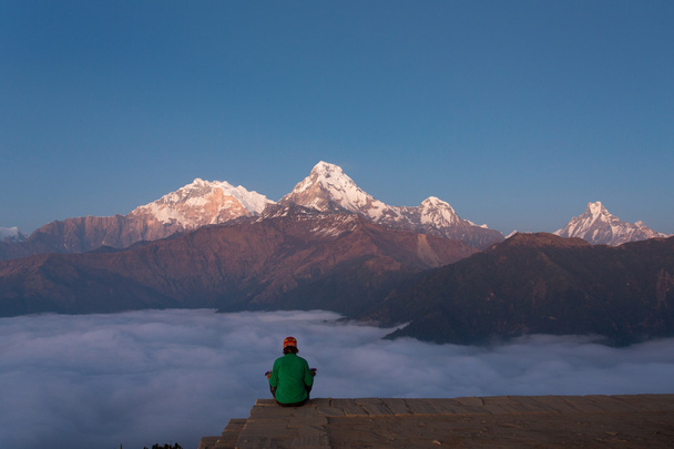 Homme méditant dans les montagnes de l'Himalaya Vue de Poon Hill 3210m a
 - Photo, image
