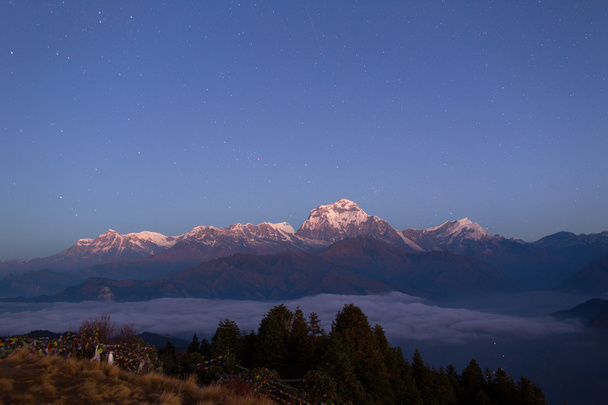 Himalaia Montanhas Vista de Poon Hill 3210m à noite com estrelas
 - Foto, Imagem