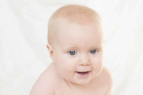 portrait d'un bébé mignon dans une couche - Photo, image