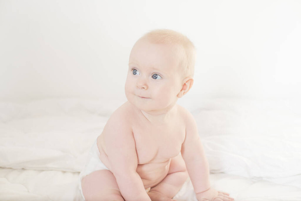 portrait d'un bébé mignon dans une couche - Photo, image