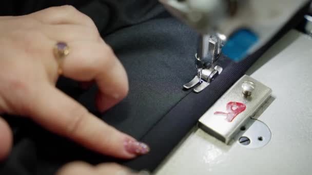Una donna cuce un vestito su una macchina da cucire primo piano. - Filmati, video