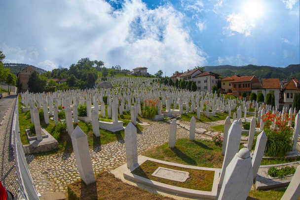 Srebrenica-Potocari monumento e cemitério para as vítimas do massacre contra os muçulmanos na Bósnia e Herzegovina em 1995. - Foto, Imagem