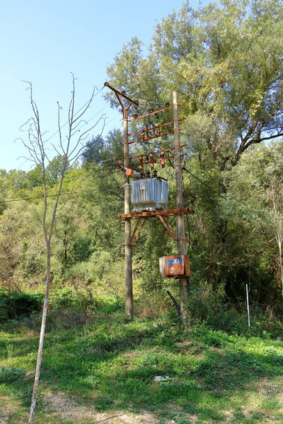 virtajohdot ja voimalinjat sähköpylväässä, Albania - Valokuva, kuva