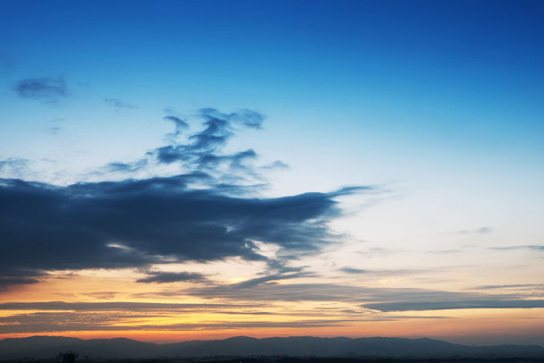 puesta de sol con nubes - Foto, imagen