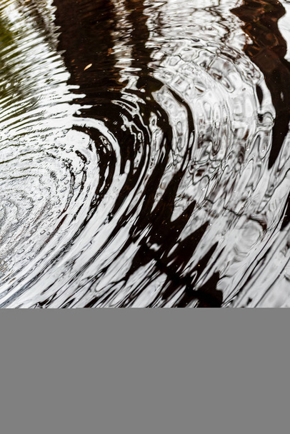 レイクウォーターの反射。 抽象的な絵画のような水の反射 - 写真・画像
