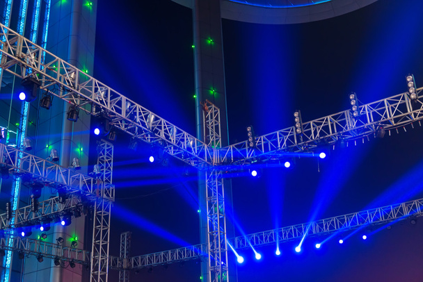 Múltiples focos en una plataforma de iluminación de escenario de teatro
  - Foto, imagen