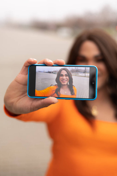 Trans mulher tomando selfie, ponto de vista da tela do celular. Foto de alta qualidade - Foto, Imagem