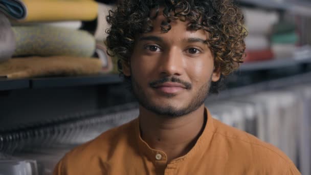 Happy Arabian uomo indiano cliente maschio stilista cliente in tessuto showroom collezione lino seta stoffa materiali arredamento decorazione per interior design nel negozio di abbigliamento drappeggio - Filmati, video