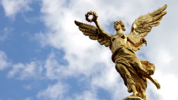 Time-lapse volledige lichaam tot monument genaamd "Independence Angel". - Video