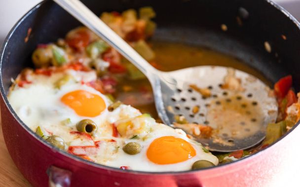 leckeres Ei und Gemüsegericht: Kulinarische Perfektion im Schnappschuss - Foto, Bild