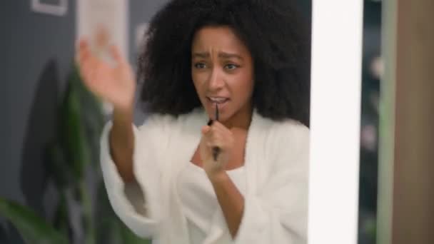 afro-americano engraçado feliz mulher olhando espelho reflexão canto canção no cabelo escova pente como microfone karaoke cantar dançando no banho se divertindo apreciando manhã menina senhora fêmea no banheiro casa - Filmagem, Vídeo