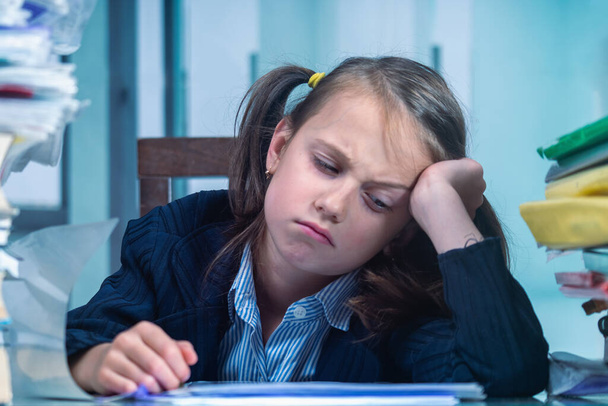 Πορτρέτο της εξαντλημένης νεαρή επιχειρηματική κοπέλα τρελαίνεται με την εργασία με έγγραφα στο γραφείο. - Φωτογραφία, εικόνα