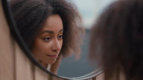 Reflectie in spiegel mooi vrij aantrekkelijk Afro-Amerikaanse vrouw meisje vrouwelijke dame in bad wassen gezicht gezichtsverzorging huid wassen veeg met zachte handdoek genieten elke ochtend routine hygiëne - Video