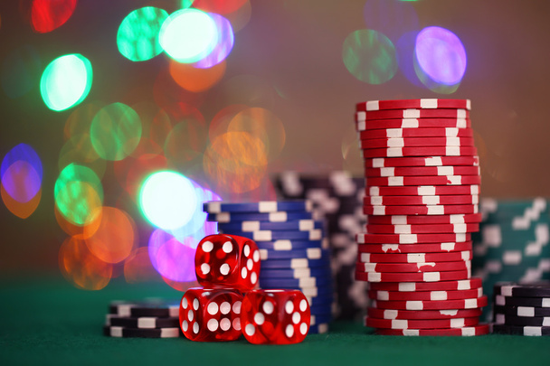 Fichas para póquer sobre fondo brillante
 - Foto, Imagen