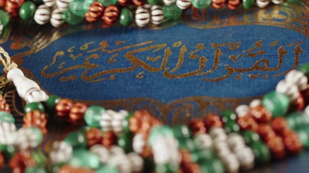 Religie Het boek van de islam Koran en rozenkrans  - Video
